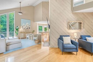 Älytelevisio, pöytätennispöytä, kirjoja