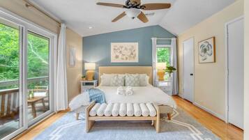 7 habitaciones, escritorio y tabla de planchar con plancha