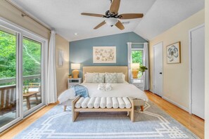 7 habitaciones, escritorio y tabla de planchar con plancha