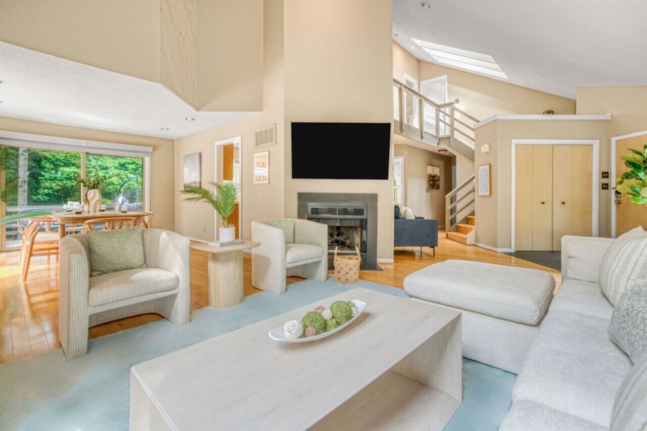 TV connectée, table de tennis de table, livres