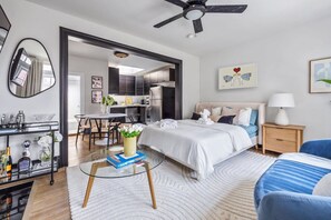 1 soverom, skrivebord, strykejern/-brett og wi-fi (inkludert)