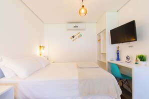 Suite estudio estándar, para no fumadores, balcón | Decoración personalizada, muebles diferentes y escritorio