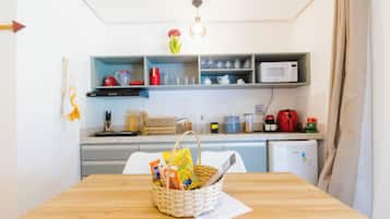 Frigobar, microondas, placa de cocina, licuadora