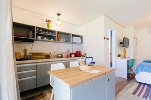 Suite estudio estándar, balcón, vista al patio | Cocina privada | Frigobar, microondas, parrilla de estufa y licuadora