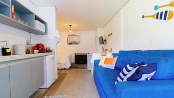 Frigobar, microondas, placa de cocina, licuadora