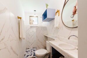 Douche, articles de toilette gratuits, sèche-cheveux