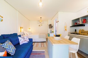 Studio Suite Tiêu chuẩn, không hút thuốc, ban công | Trang trí khác biệt, trang bị nội thất với thiết kế riêng biệt, bàn 