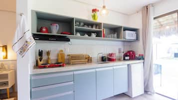Mini-Kühlschrank, Mikrowelle, Herdplatte, Mixer