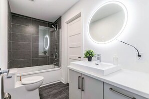 مجففات شعر، مناشف، صابون، ورق حمّام