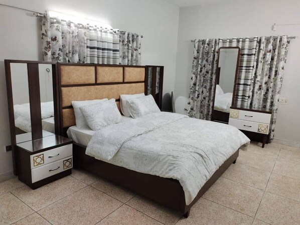 Deluxe Double Room | Soundproofing, iron/ironing board, free WiFi - Hotel Golden Inn (Karachi)