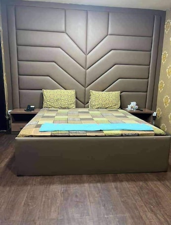 Quarto casal luxo | Quartos à prova de som, ferros/tÔbuas de passar roupa, Wi-Fi de cortesia