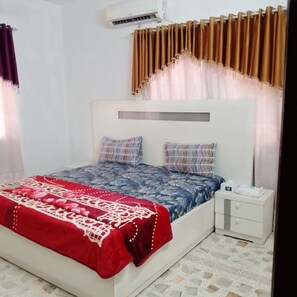 Deluxe Double Room | Soundproofing, iron/ironing board, free WiFi - Hotel Golden Inn (Karachi)