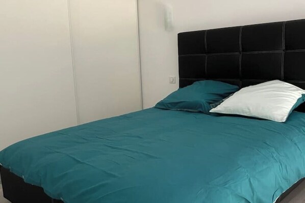 1 dormitori, planxa i posts de planxar, wifi i roba de llit