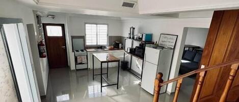 Grand réfrigérateur, micro-ondes, four, plaque de cuisson