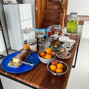 Free daily continental breakfast - BLACK STAR ART HOSTEL (Neuquén)