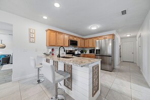 Fridge, microwave, oven, stovetop - Amazon Riviera. 4-bedroom house with Scenic river view & Florida Room in Foley (Foley)