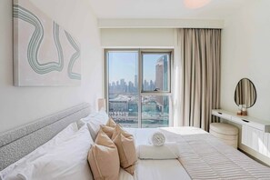 2 bedrooms, iron/ironing board, WiFi, bed sheets - Chic 2-bedroom downtown apartment with Burj Khalifa views (Dubai)