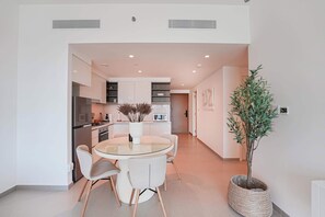 Private kitchen - Chic 2-bedroom downtown apartment with Burj Khalifa views (Dubai)