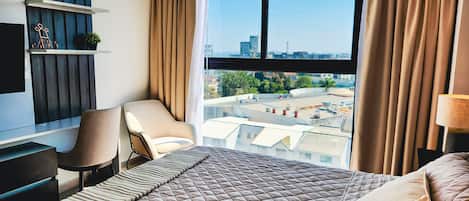 3 habitaciones, escritorio y tabla de planchar con plancha