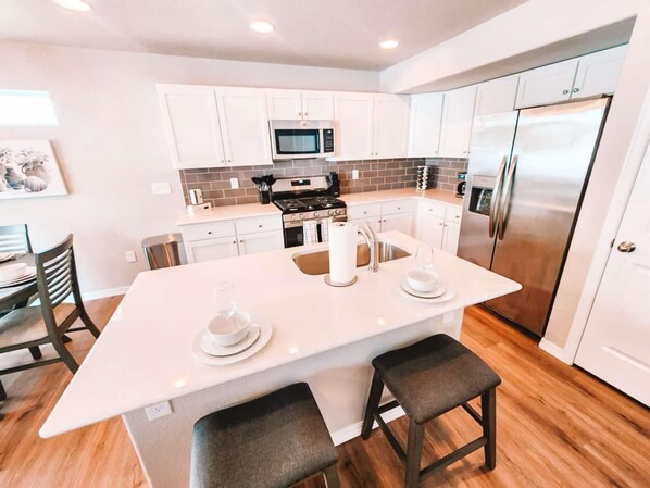 Fridge, microwave, oven, stovetop - Colorado Central Retreat Close to All Attractions
(Colorado Springs)