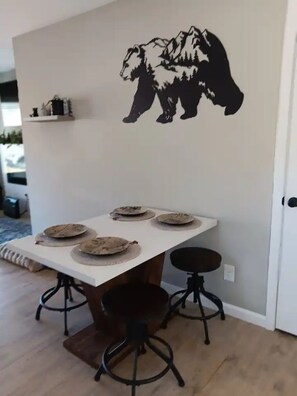 Dining - Charming 2-bedroom lodge with WiFi, AC in beautiful Somerset (Somerset)