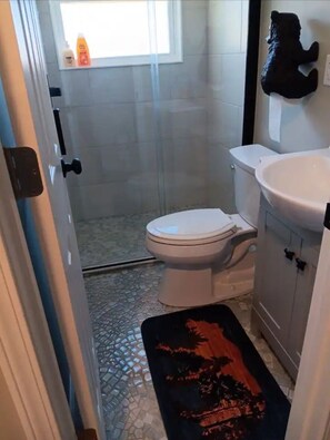 Shower, hair dryer, towels, soap - Charming 2-bedroom lodge with WiFi, AC in beautiful Somerset (Somerset)