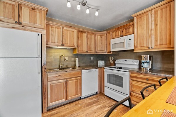 Frigorífico, microondas, horno y placa de cocina