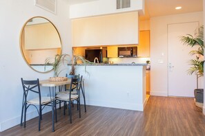 Dining - Luxury Beach Style Room in Santa Monica with WiFi, nearby fitness room and pool (Santa Monica)