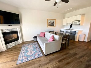 Een televisie en een open haard