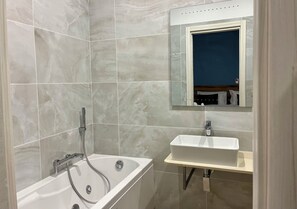 Douche, baignoire à jets, sèche-cheveux, bidet