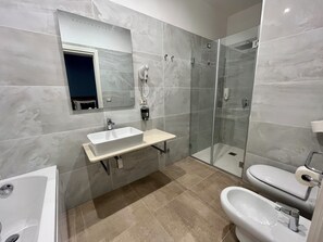 Douche, baignoire à jets, sèche-cheveux, bidet