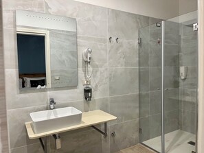Bruser, boblebadekar, hårtørrer, bidet