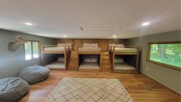 4 bedrooms, WiFi, bed sheets