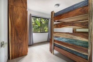 2 chambres, coffres-forts dans les chambres, bureau, Wi-Fi gratuit