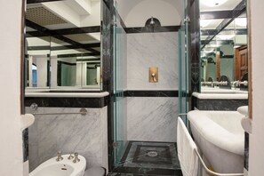 Haartrockner, Handtücher, Seife, Toilettenpapier