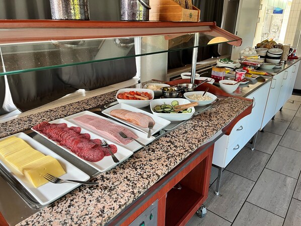 Buffet déjeuner gratuit tous les jours