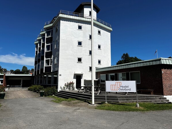 A hostel building with a sign indicating it is in Oslofjord. - Hostel Oslofjord (Bærum)