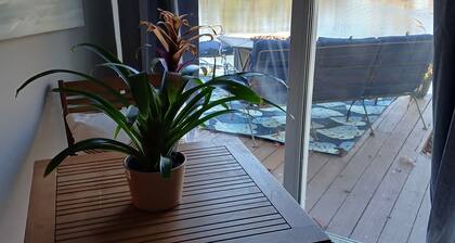 Beautiful Lakefront Home with kayaks/paddleboats included! Pets allowed!