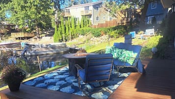 Une terrasse avec des meubles d’extérieur, une petite table et une plante en pot.