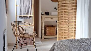 2 dormitorios, tabla de planchar con plancha, ropa de cama