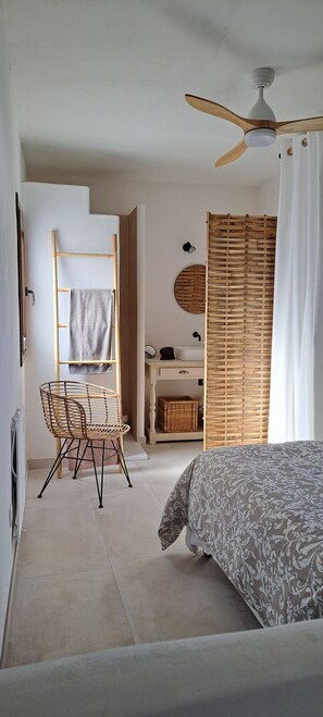 2 bedrooms, iron/ironing board, bed sheets