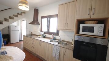 Frigorífico, microondas, horno y cafetera o tetera