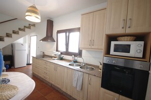 Frigorifero, microonde, forno, piano cottura