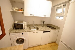 Fridge, microwave, dishwasher, coffee/tea maker