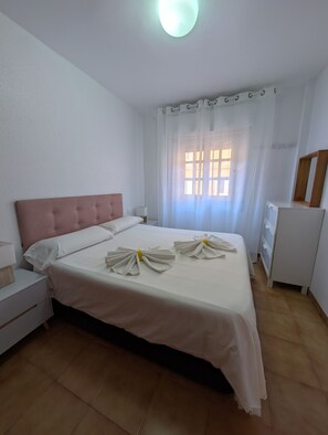 Tabla de planchar con plancha, wifi gratis y ropa de cama 