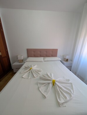 Tabla de planchar con plancha, wifi gratis y ropa de cama 