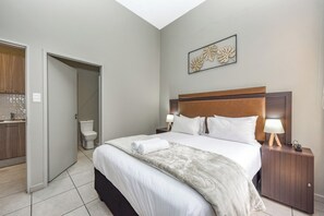 1 sovrum, värdeförvaringsskåp på rummet och skrivbord