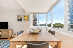 Dining - Light and Modern Green Point Apartment (Cape Town)
