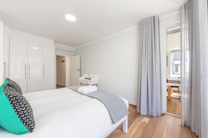 1 bedroom, in-room safe, iron/ironing board, WiFi - Light and Modern Green Point Apartment (Cape Town)