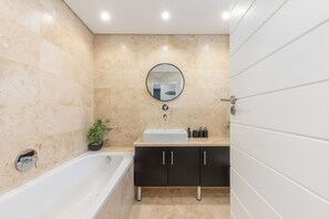 Hair dryer, towels, soap, shampoo - Light and Modern Green Point Apartment (Cape Town)